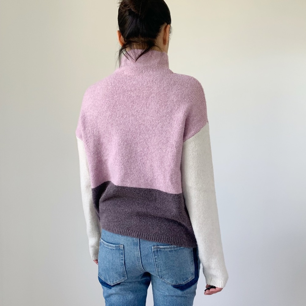 LAVENDER Color block knit pullover top - Picture 4 of 6